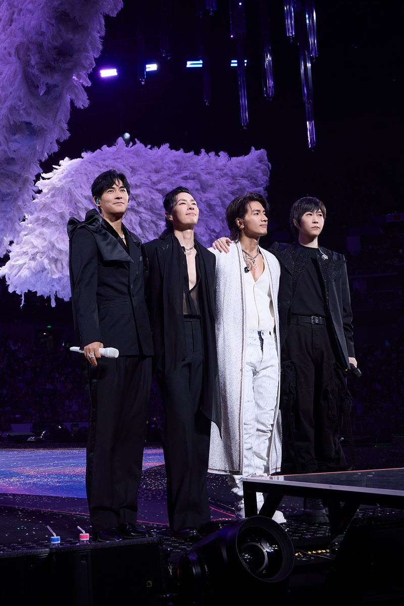 五月天阿信与F3成员在演唱会舞台上表演