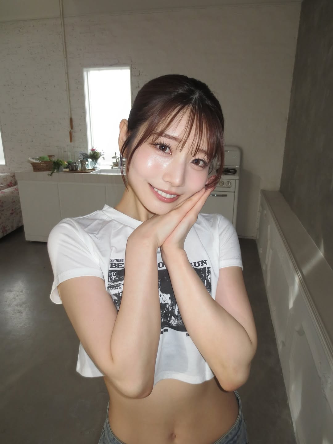 河北彩伽短发侧身照，展现自信笑容